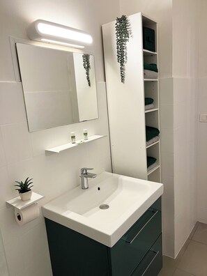 Dusche, Haartrockner, Handtücher, Seife