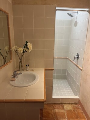 Dusche, Haartrockner, Handtücher, Seife