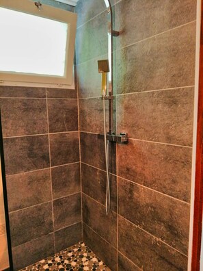Shower, hair dryer, towels