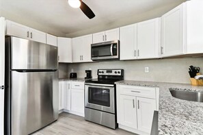 雪櫃、微波爐、焗爐、爐具