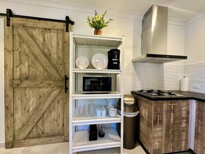 Microwave, coffee/tea maker, electric kettle, toaster - Your Island Home, 2 BR and 3 BTHR, Sunny Pool, Jacuzzi, BBQ Area & Nature (Noord)