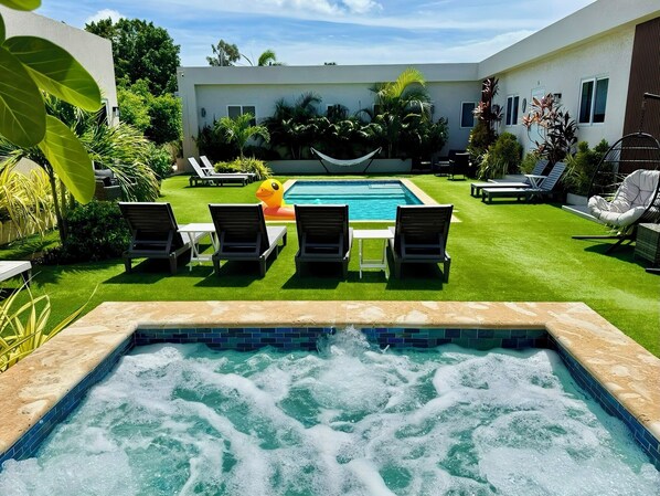 Outdoor pool - Your Island Home, 2 BR and 3 BTHR, Sunny Pool, Jacuzzi, BBQ Area & Nature (Noord)