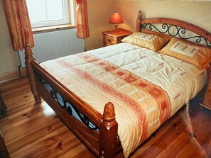 2 bedrooms, iron/ironing board, travel cot, free WiFi