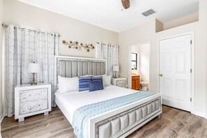 4 quartos, escrivaninha, ferros/tábuas de passar roupa, berço de viagem