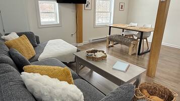 Smart-TV, Kamin, Bücher