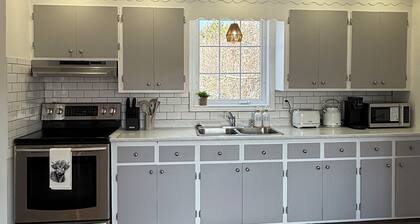 Cozy cottage by the Highlands Park w/bakery, beach + hiking trails close by!