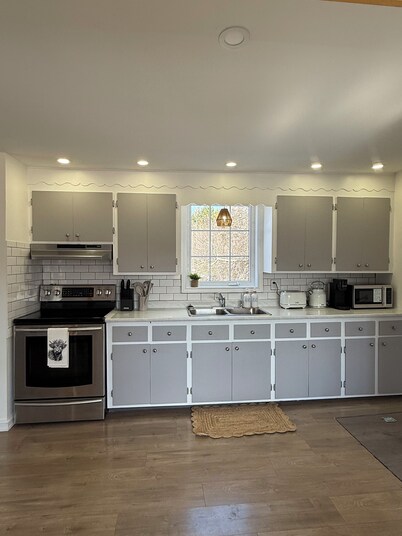 Cozy cottage by the Highlands Park w/bakery, beach + hiking trails close by!