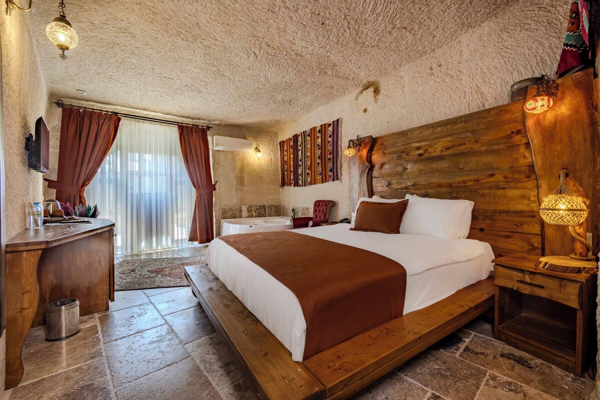King Family Room | Select Comfort beds, minibar, laptop workspace, WiFi (free)