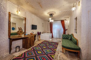 Queen Cave Room | เตียง Select Comfort, มินิบาร์, พื้นที่ทำงานแบบใช้แล็ปท็อป, Wi-Fi ฟรี