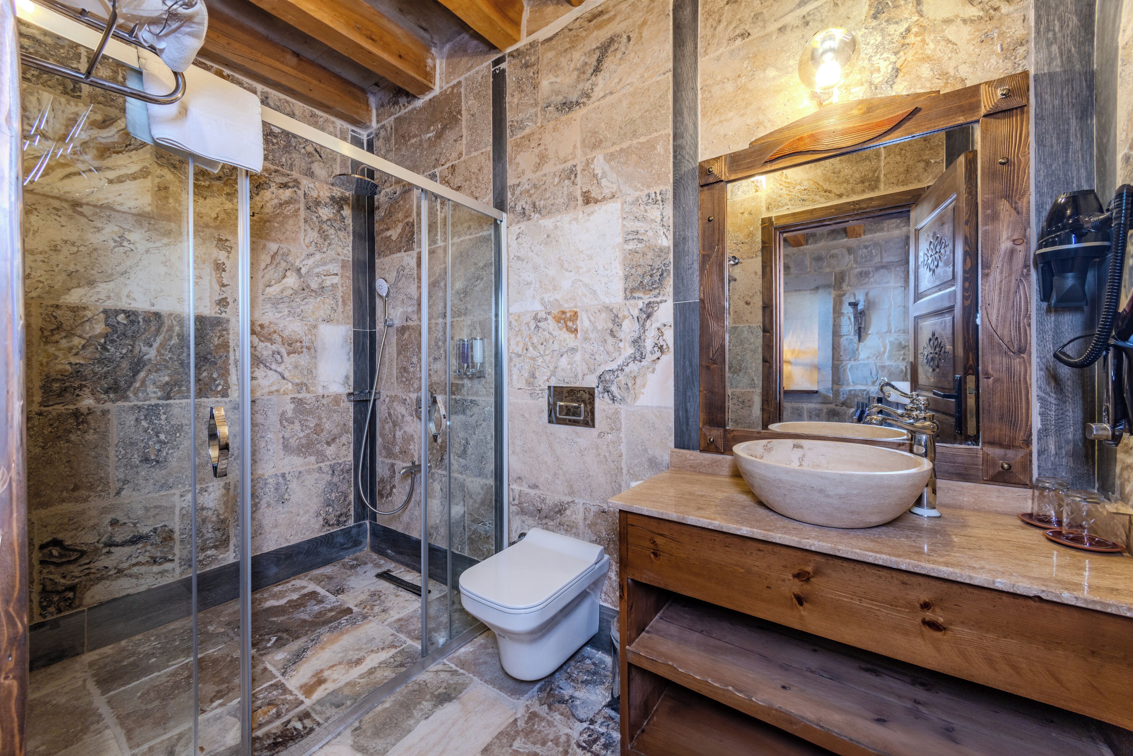 Deluxe Honeymoon Room | Banheiro | Produtos de toalete grátis, secador de cabelo, chinelos, piso aquecido