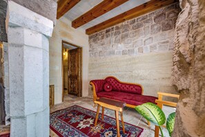 Junior Cave Room | Colchones Select Comfort, minibar, espacio para trabajar con un portátil