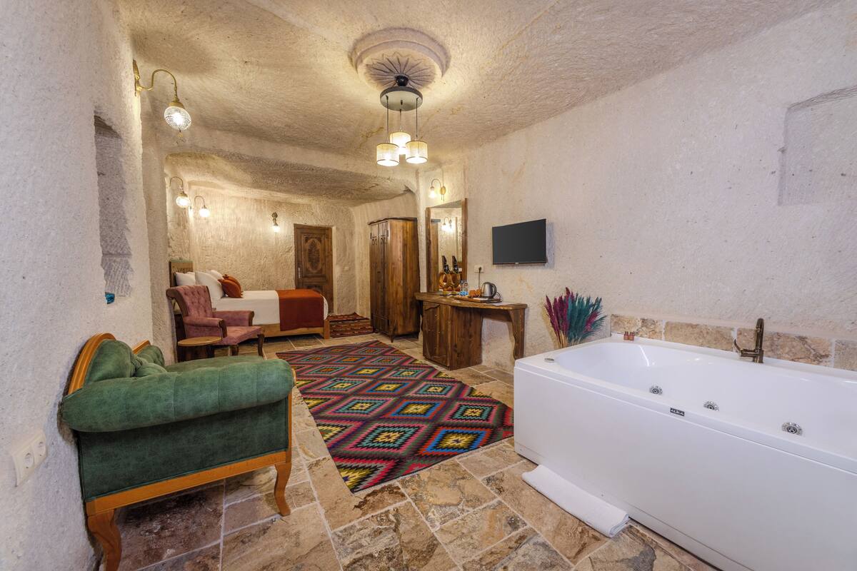 Queen Cave Room | Select Comfort beds, minibar, laptop workspace, WiFi (free)
