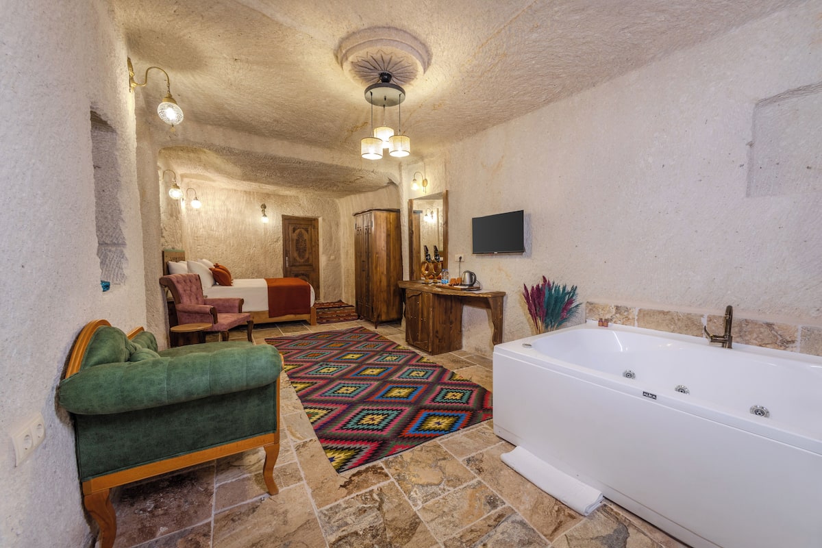Queen Cave Room