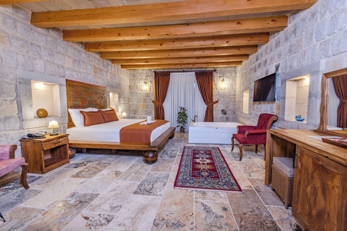 Deluxe Honeymoon Room