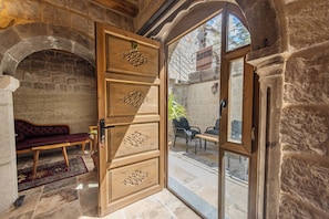 Junior Cave Room | Majoituspaikan julkisivu