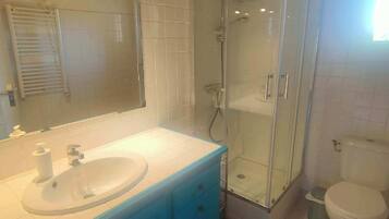 Douche, sĂšche-cheveux, serviettes fournies, savon