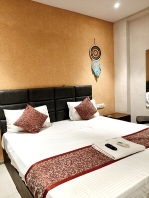 Deluxe Double Room, City View | Egyptian cotton sheets, premium bedding, memory foam beds, desk - HOTEL SUNRISE CAVE (Surat)