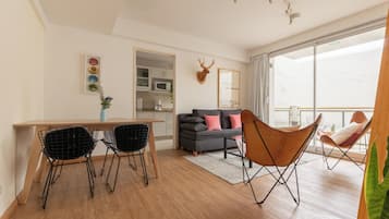 Comfort Apartment, Balcony, City View | Living area