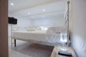 1 chambre, bureau, fer et planche à repasser, Wi-Fi