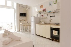 Kylskåp, mikrovågsugn, ugn och spishäll