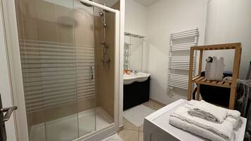 Sèche-cheveux, serviettes fournies, savon, papier toilette