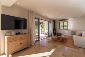 TV - Villa G, with sea view, swimming pool, air conditioning (La Croix-Valmer)