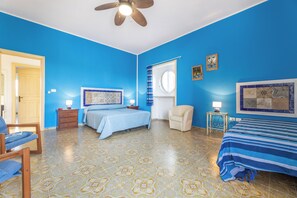 Bügeleisen/Bügelbrett, Reisekinderbett, Bettwäsche