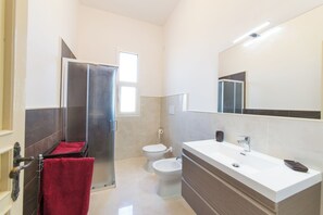 Dusche, Haartrockner, Bidet, Handtücher