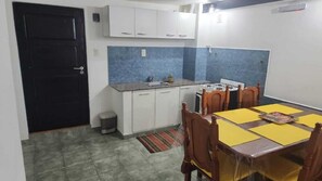 Apartamento superluxo, varanda | Cozinha privada | Geladeira grande, fogão