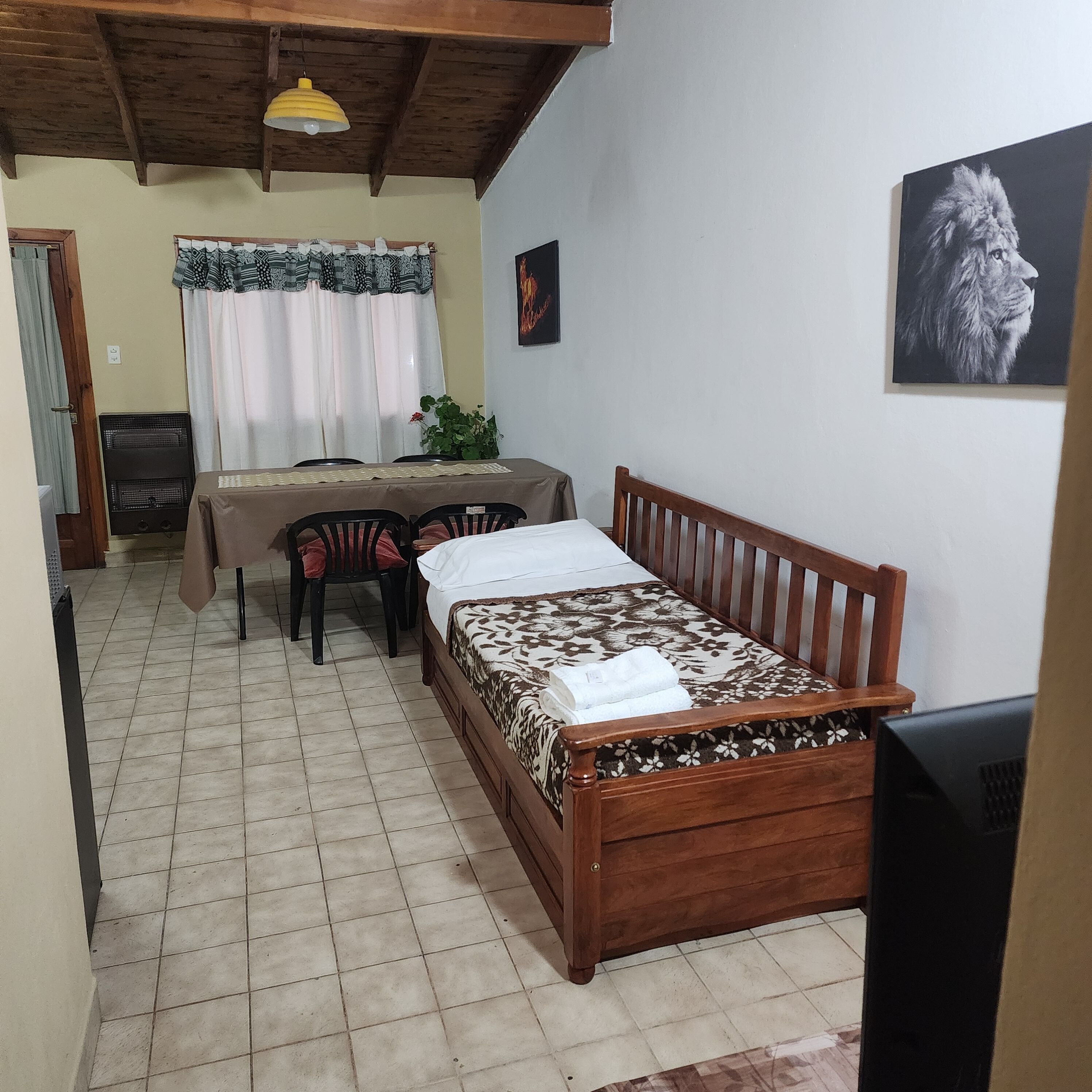 Departamento Confort | Área de sala de estar | Televisión de pantalla plana 