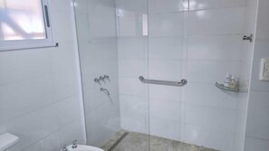 Apartamento superluxo, varanda | Banheiro | Chuveiro, secador de cabelo, toalhas de banho, sabonete