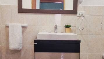 Appartement, dortoir mixte, cuisine | Salle de bain | Douche, sĂšche-cheveux, serviettes fournies, savon