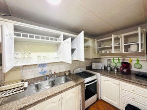 Microondas, horno, placa de cocina y lavavajillas