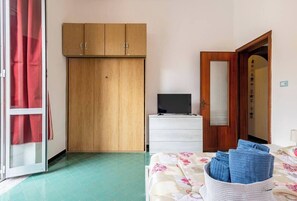 1 chambre, coffres-forts dans les chambres, fer et planche à repasser