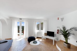 Una Smart TV, una chimenea