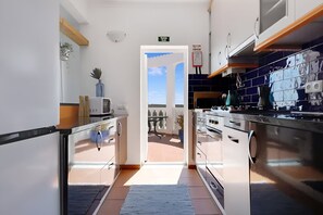 Frigorífico, microondas, horno y placa de cocina