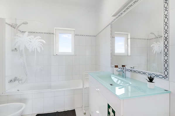 Secadora de cabello, toallas, jabón, papel de baño