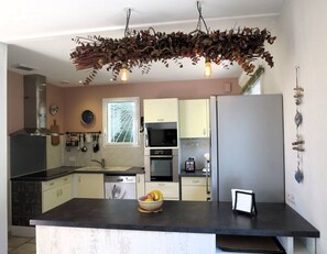 Køleskab, mikrobølgeovn, ovn, kogeplade