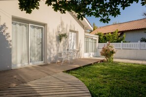 Outdoor dining - House `Flots & Sel` 500m from the beach (Andernos-les-Bains)