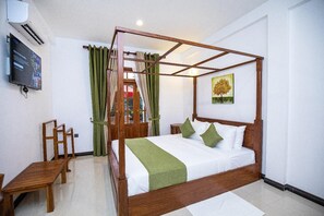 5 bedrooms, iron/ironing board, free WiFi, bed sheets