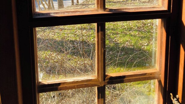 A window with a view of trees and a body of water. - Cottage for Rent in Urshult (Urshult)
