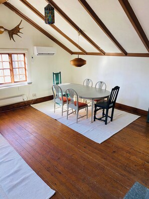 House, 3 Bedrooms, Balcony, Garden View | Dining room