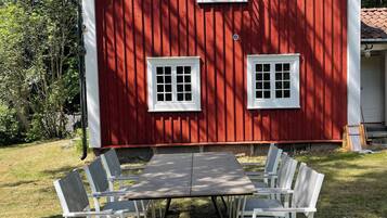 House, 3 Bedrooms, Balcony, Garden View | Outdoor dining