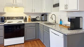 Micro-ondes, lave-vaisselle, cafetière/bouilloire, grille-pain