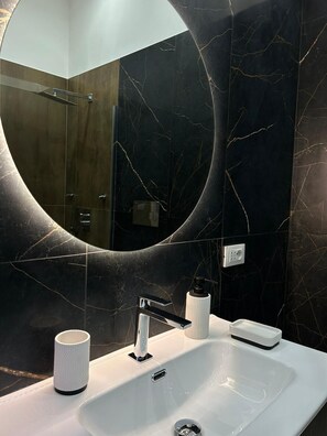 Baignoire à jets, sèche-cheveux, bidet, serviettes fournies