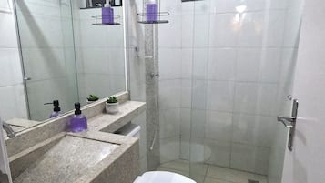 Superior Apartment, 2 Bedrooms, Kitchen, Tower | Bathroom | Free toiletries, towels, soap, shampoo
