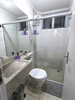 Superior Apartment, 2 Bedrooms, Kitchen, Tower | Bathroom | Free toiletries, towels, soap, shampoo - APARTAMENTO COMPLETO TRES LAGOAS  (Tres Lagoas)