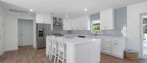 Kylskåp, mikrovågsugn, ugn och spishäll