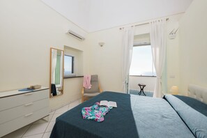 2 chambres, bureau, fer et planche à repasser, lit parapluie