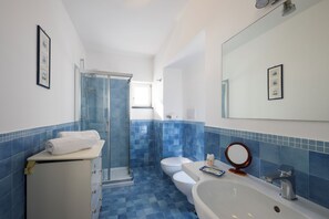 Dusche, Haartrockner, Bidet, Handtücher